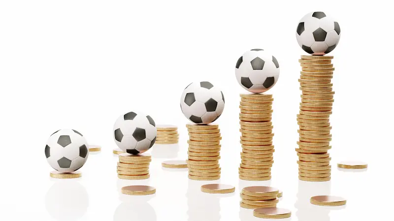 moedas e bolas de futebol