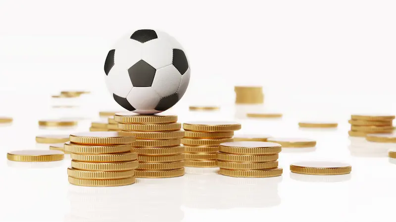 moedas e bola de futebol